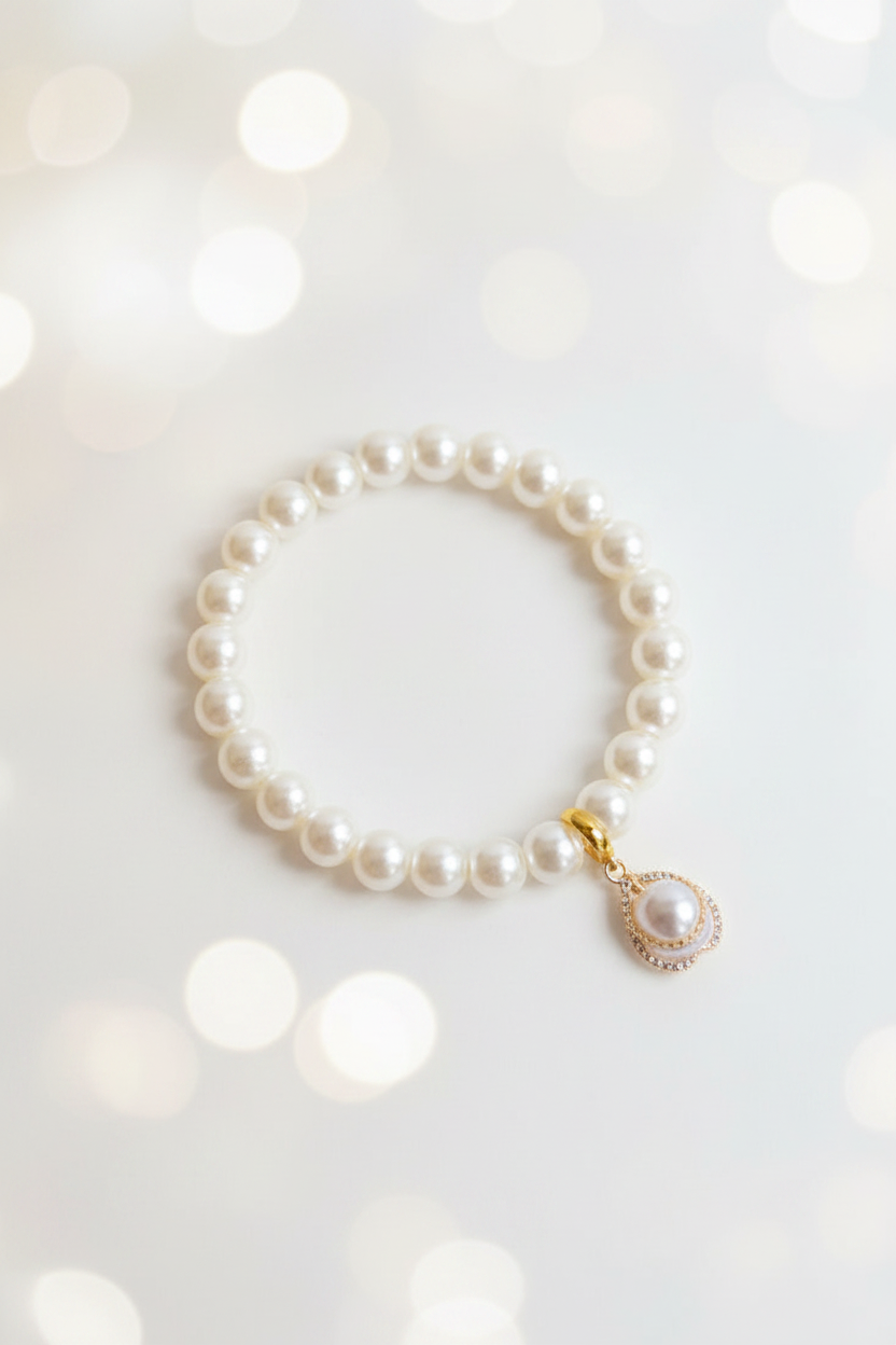Pearl Bracelet with Baroque Pearl Charm – Pastel Cream Bokeh