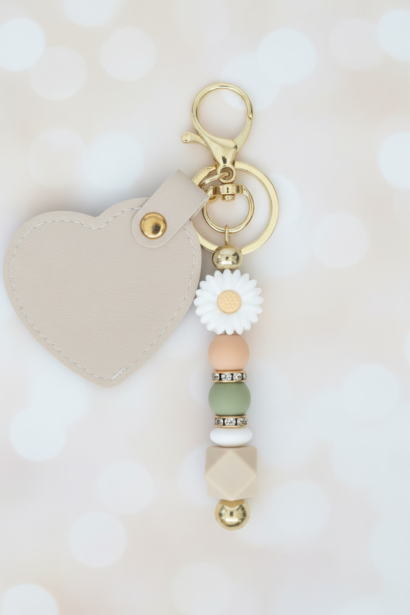White Daisy Heart Keychain – Pastel Cream Bokeh